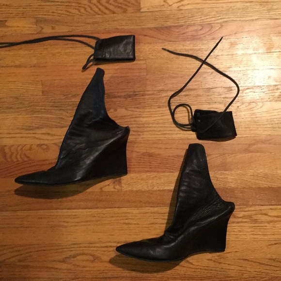 Ann Demeulemeester Shoes - Ann Demeulemeester pointy heel shoe ankle cuff